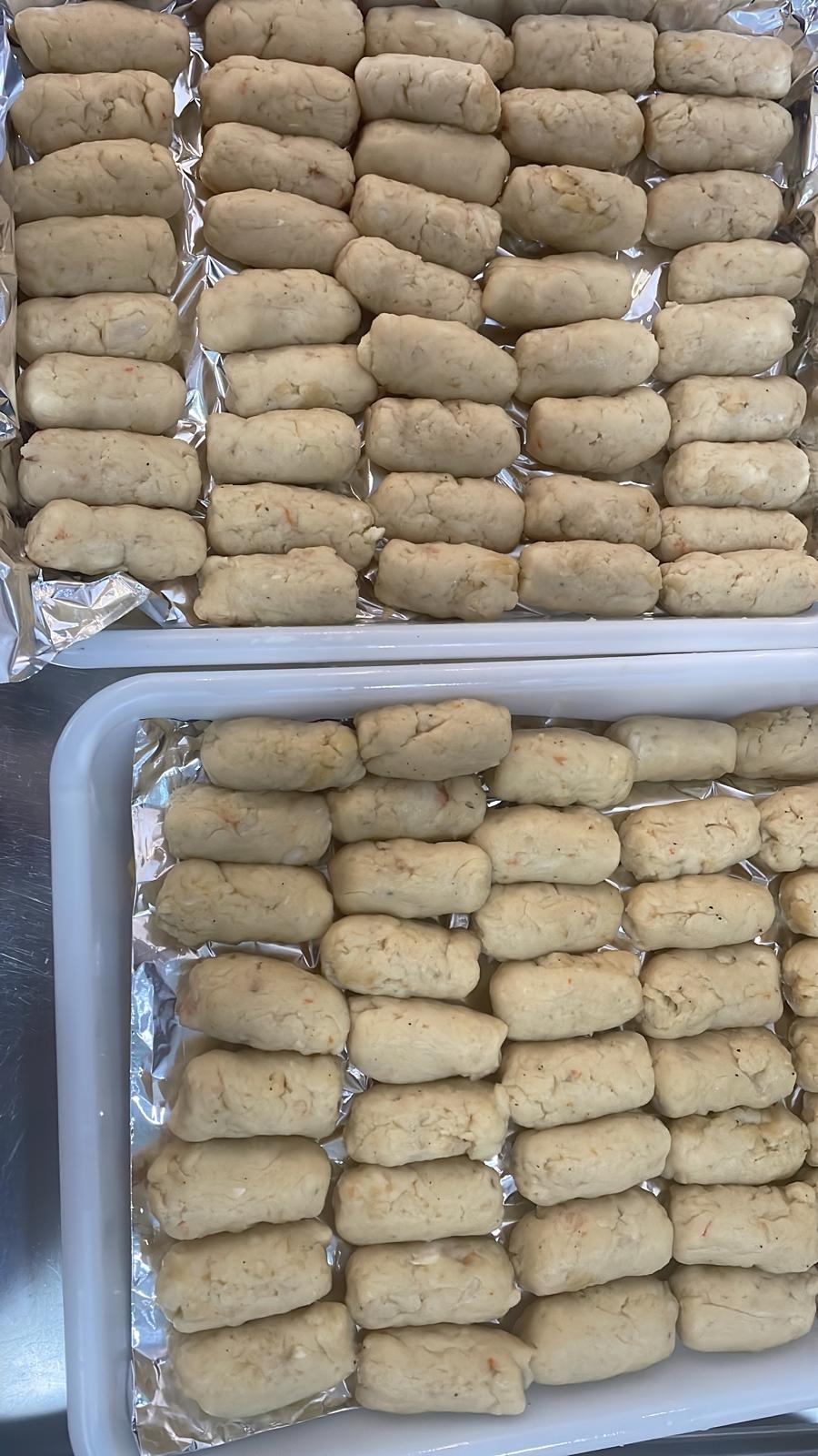 Croquetas caseras preparadas a mano en cocina