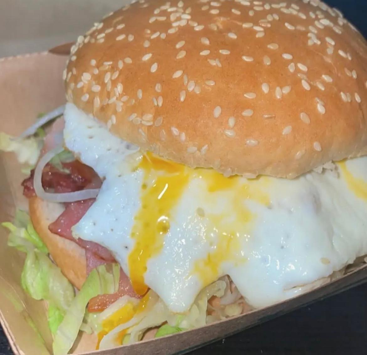 Hamburguesa Florida con huevo, queso y pollo tierno